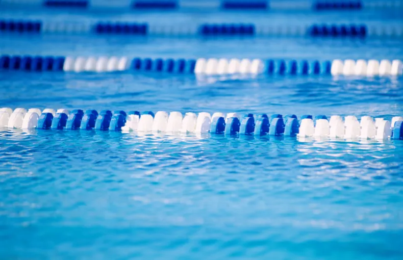 佐久市のジム「ブルーマリンスポーツクラブ佐久店」のブログアイキャッチ画像。スイミングプールの写真。