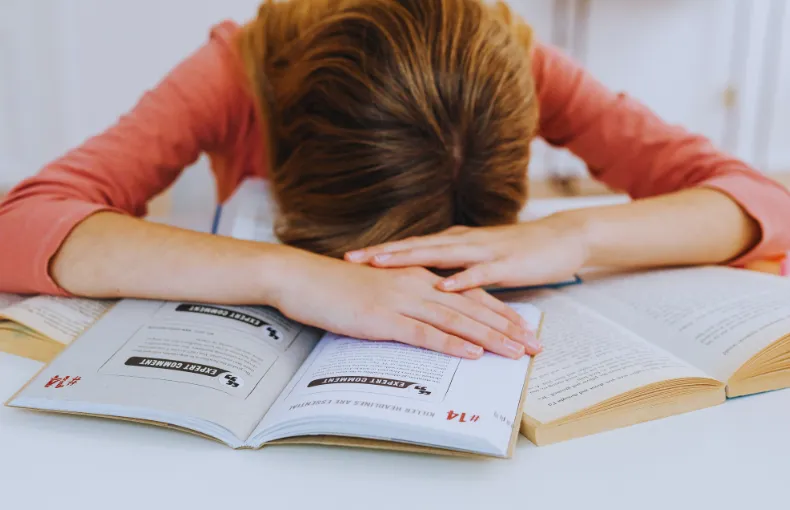 佐久市で増える運動不足による疲労をイメージした女性の写真