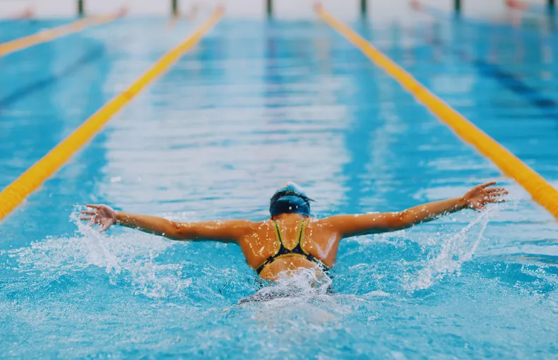 佐久市の室内プールで水水泳を行う様子