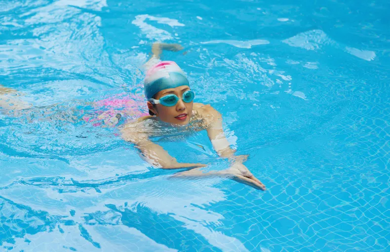 佐久市でプール運動を行い、無理なく体力づくりをする女性の様子