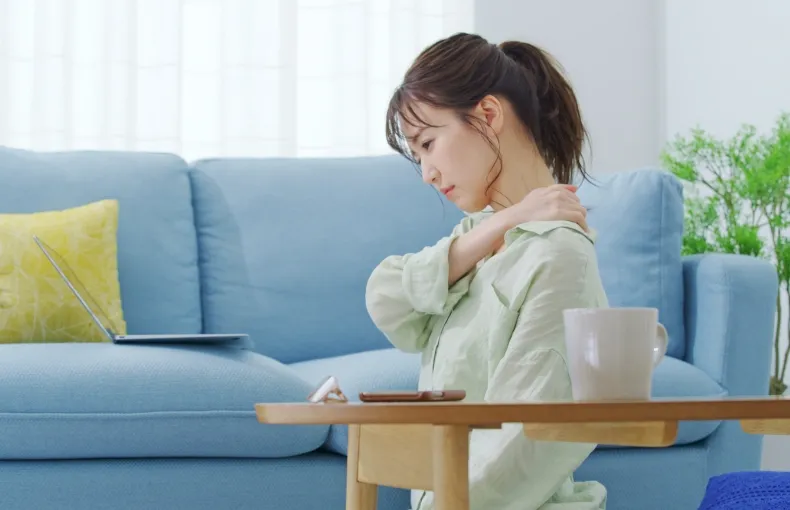 佐久市のジム「ブルーマリンスポーツクラブ佐久店」のブログアイキャッチ画像。肩こりで悩む女性の画像