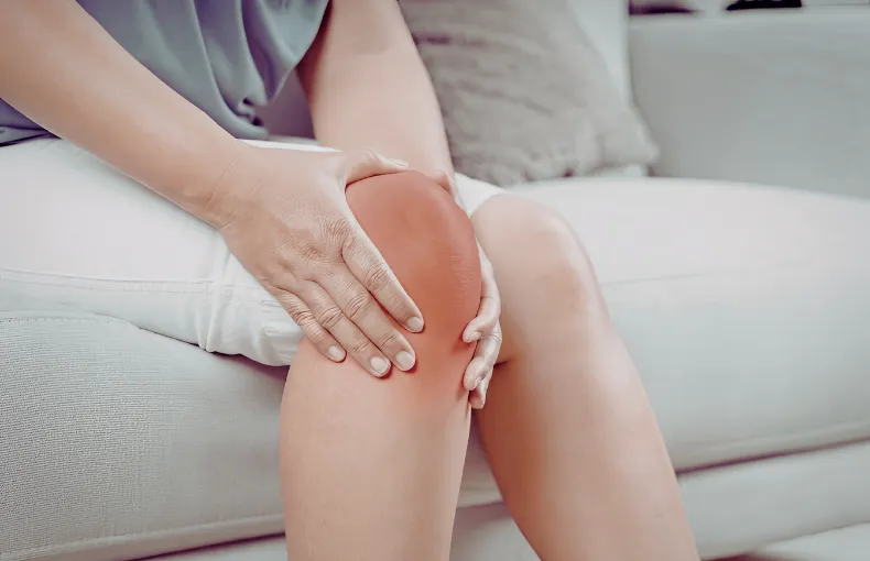 佐久市のジム「ブルーマリンスポーツクラブ佐久店」のブログアイキャッチ画像。膝の痛みで悩む女性の画像